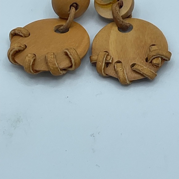 “HANDMADE” ROUND WOOD AND LEATHER ROPE DROP STYLR PIERCED EARRINGS. - Picture 4 of 9